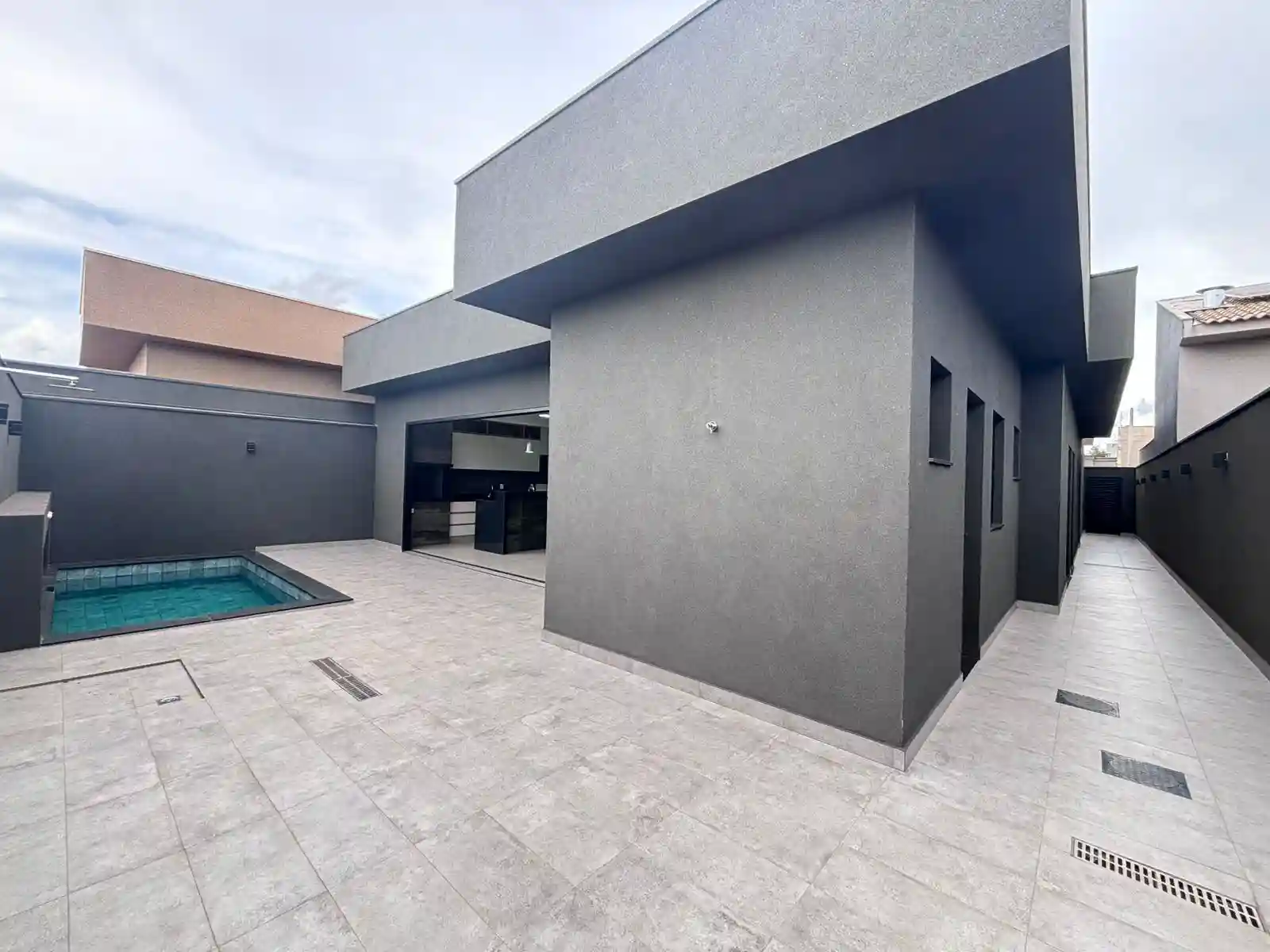 Casa de Condomínio com 3 quartos à venda, 360m² — foto 2 de 42