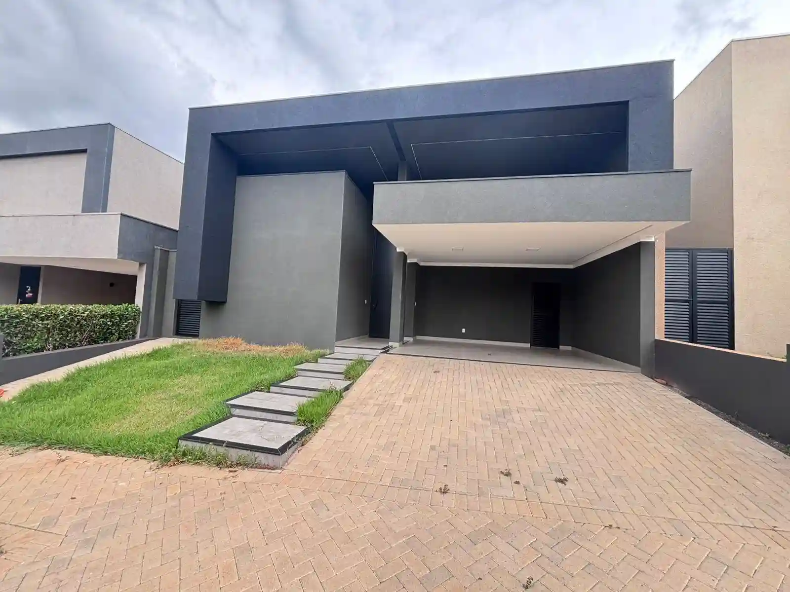 Casa de Condomínio com 3 quartos à venda, 360m² — foto 1 de 42