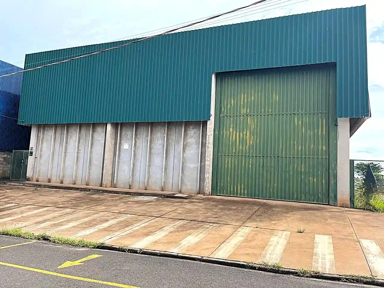 Galpão / Depósito / Armazém  para aluguel, 1000m² — foto 2 de 10