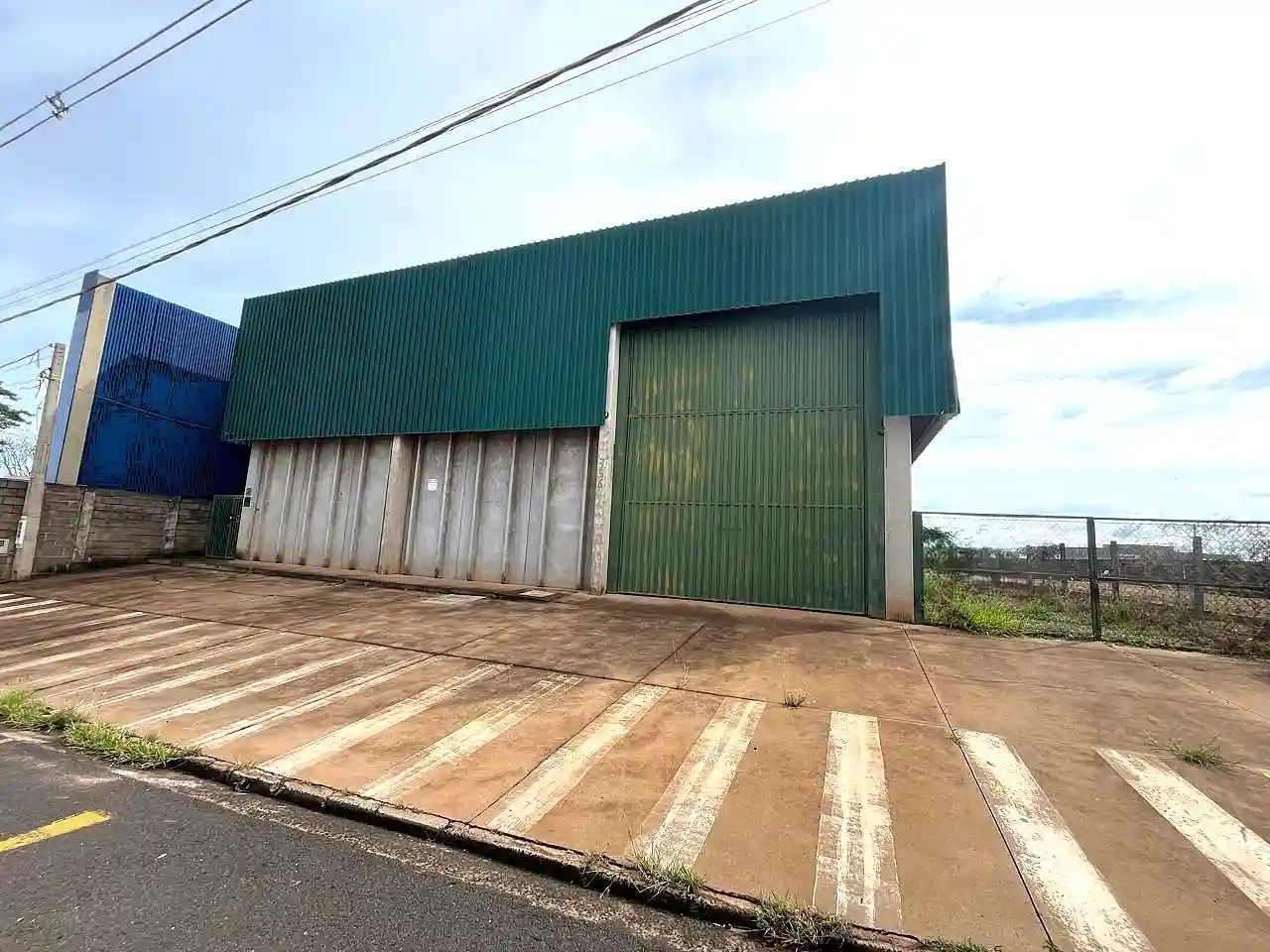 Galpão / Depósito / Armazém  para aluguel, 1000m² — foto 1 de 10