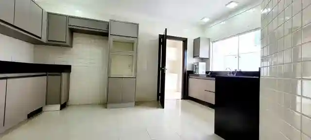 Casa de Condomínio com 4 quartos à venda, 280m² — foto 4 de 6