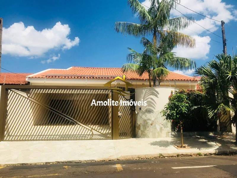 Casa de Condomínio com 4 quartos à venda, 240m² — foto 1 de 27