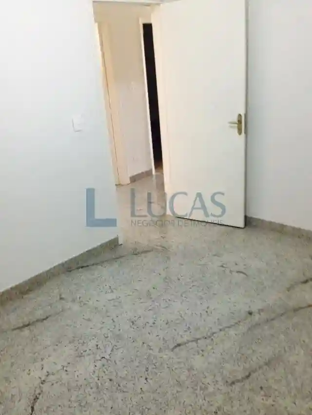 Casa Comercial com 6 quartos à venda, 180m² — foto 3 de 8