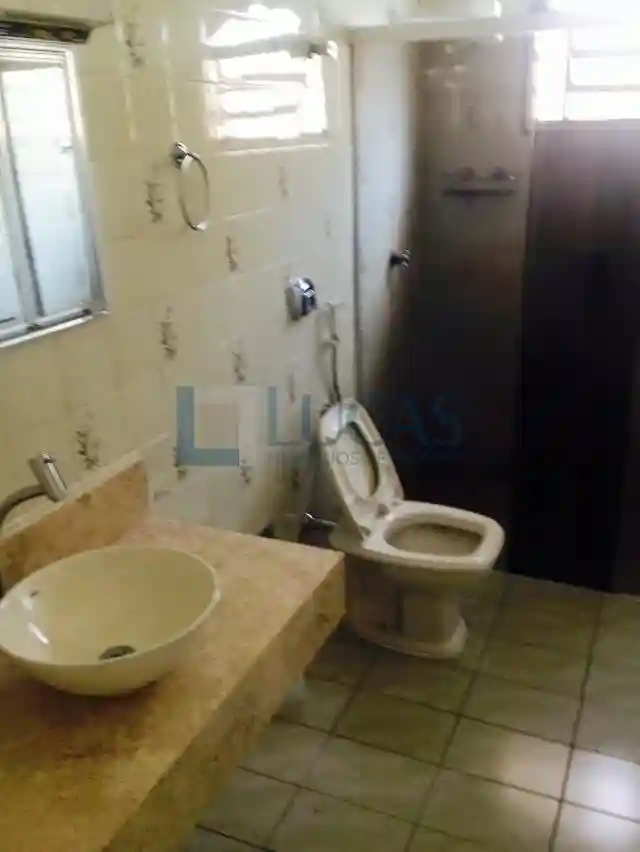 Casa Comercial com 6 quartos à venda, 180m² — foto 4 de 8