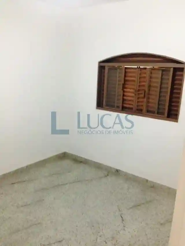 Casa Comercial com 6 quartos à venda, 180m² — foto 1 de 8