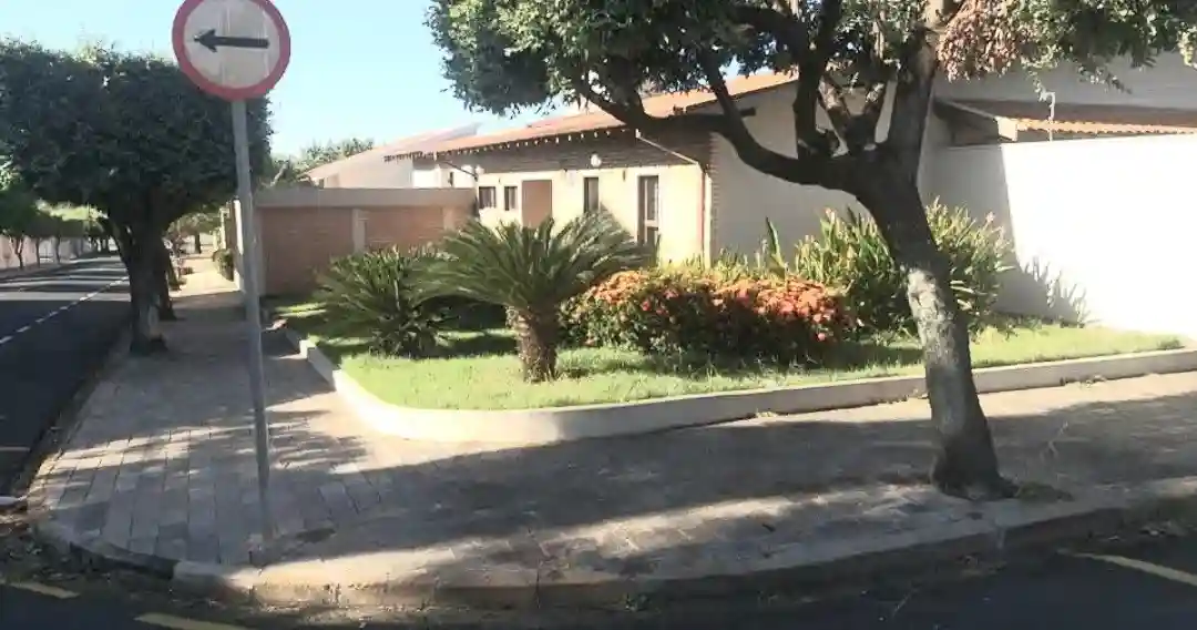 Casa com 4 quartos para aluguel, 530m² — foto 1 de 60