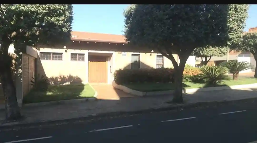 Casa com 4 quartos para aluguel, 530m² — foto 3 de 60