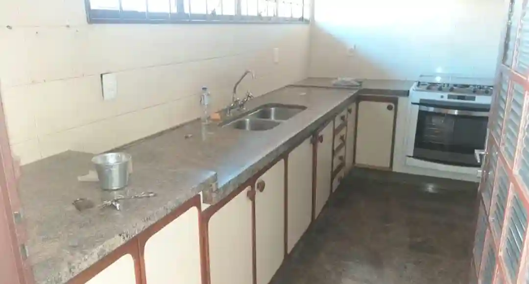 Casa com 4 quartos para aluguel, 530m² — foto 13 de 60