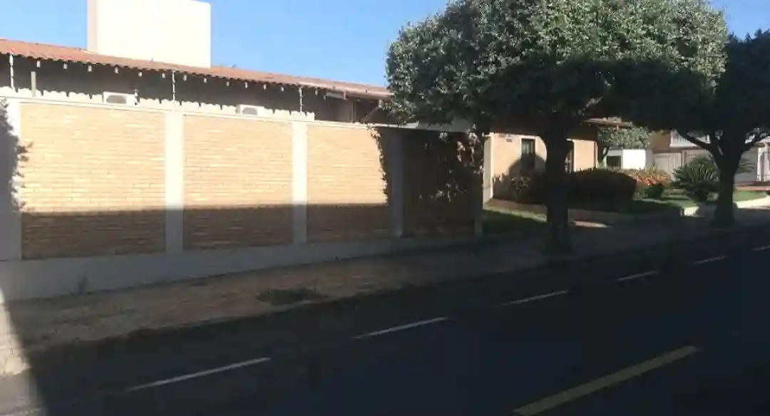 Casa com 4 quartos para aluguel, 530m² — foto 2 de 60