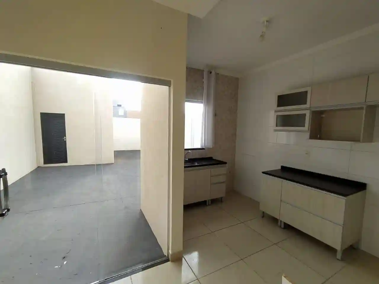 Casa com 3 quartos à venda, 250m² — foto 1 de 24