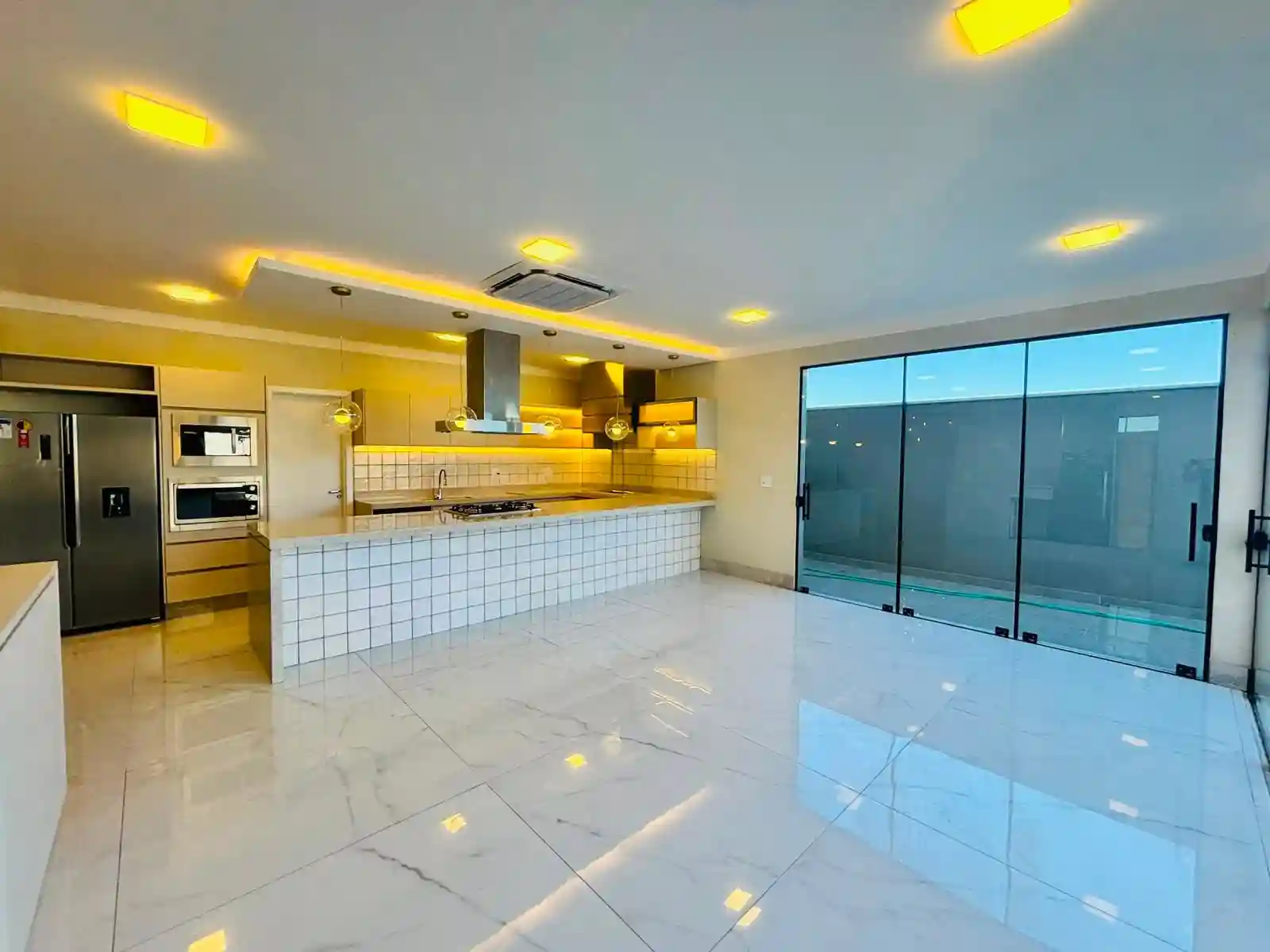 Casa de Condomínio com 3 quartos à venda, 255m² — foto 1 de 47