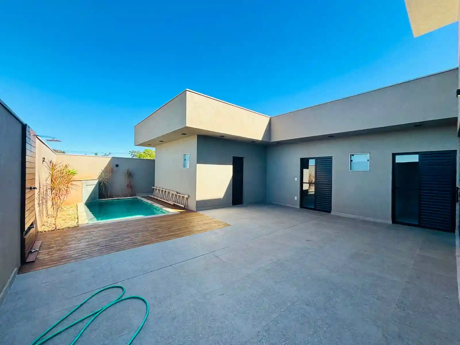 Casa de Condomínio com 3 quartos à venda, 255m² — foto 2 de 47
