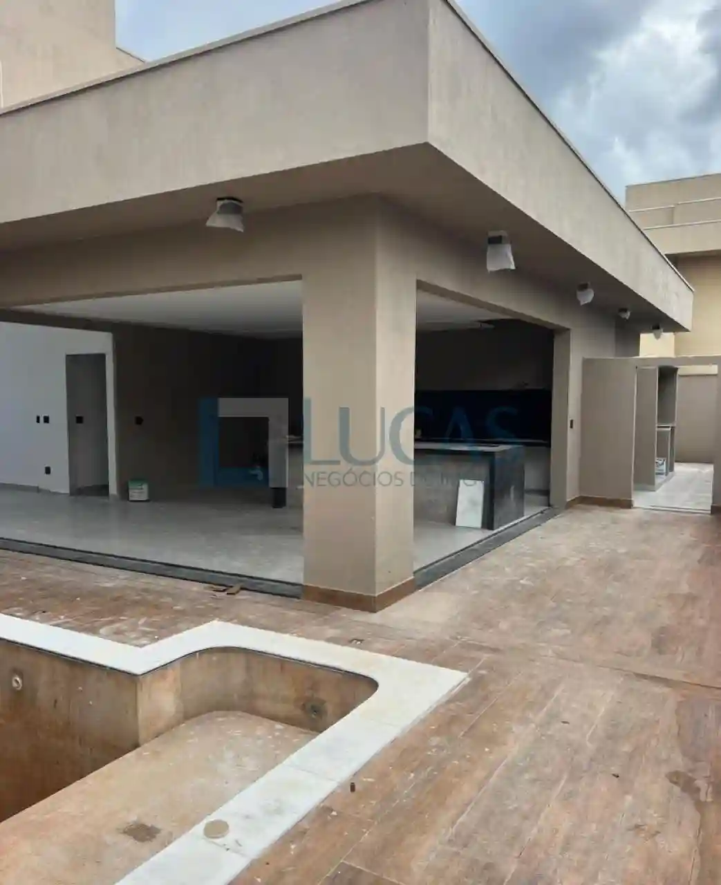 Casa de Condomínio com 3 quartos à venda, 240m² — foto 3 de 8