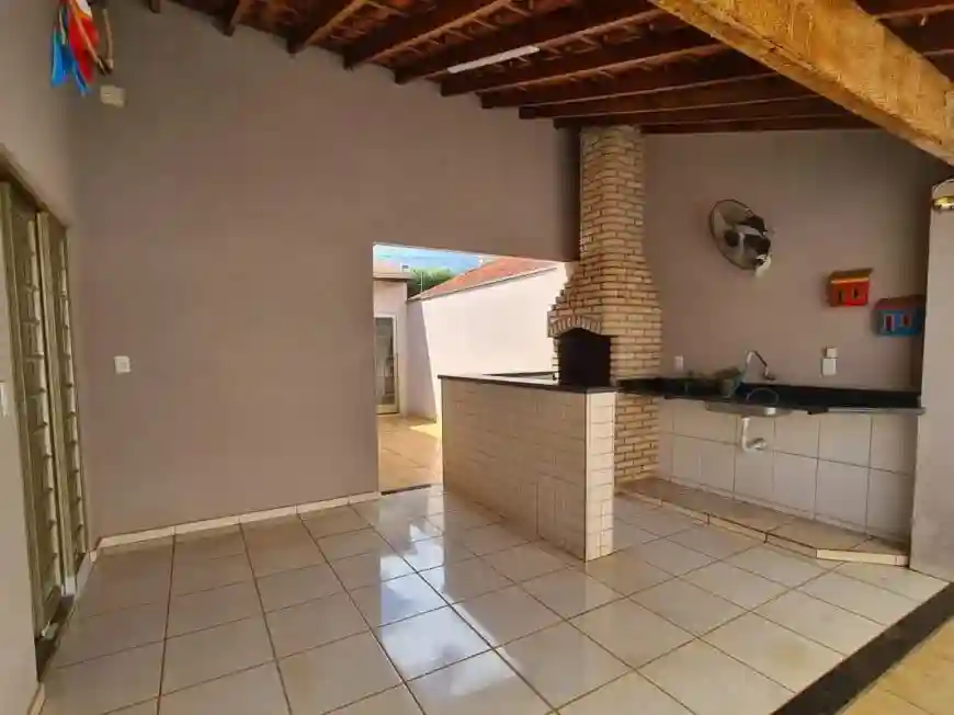 Casa com 3 quartos à venda, 200m² — foto 1 de 18