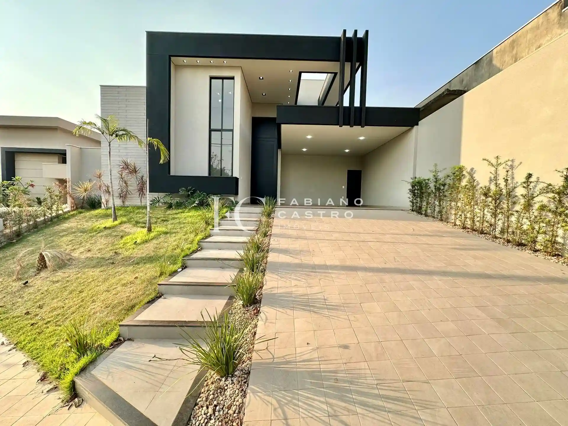 Casa de Condomínio com 3 quartos à venda, 221m² — foto 1 de 31