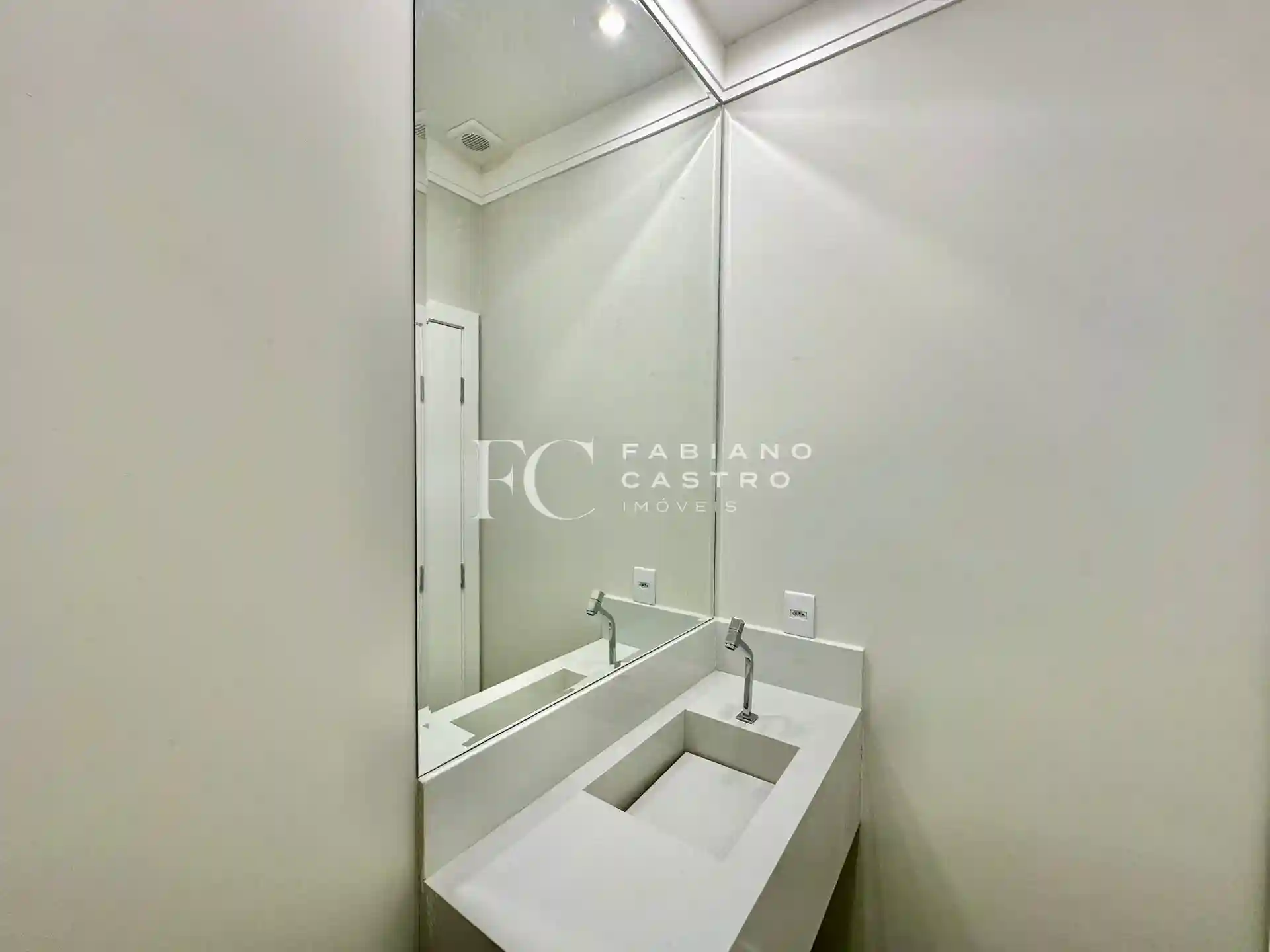 Casa de Condomínio com 3 quartos à venda, 221m² — foto 4 de 31