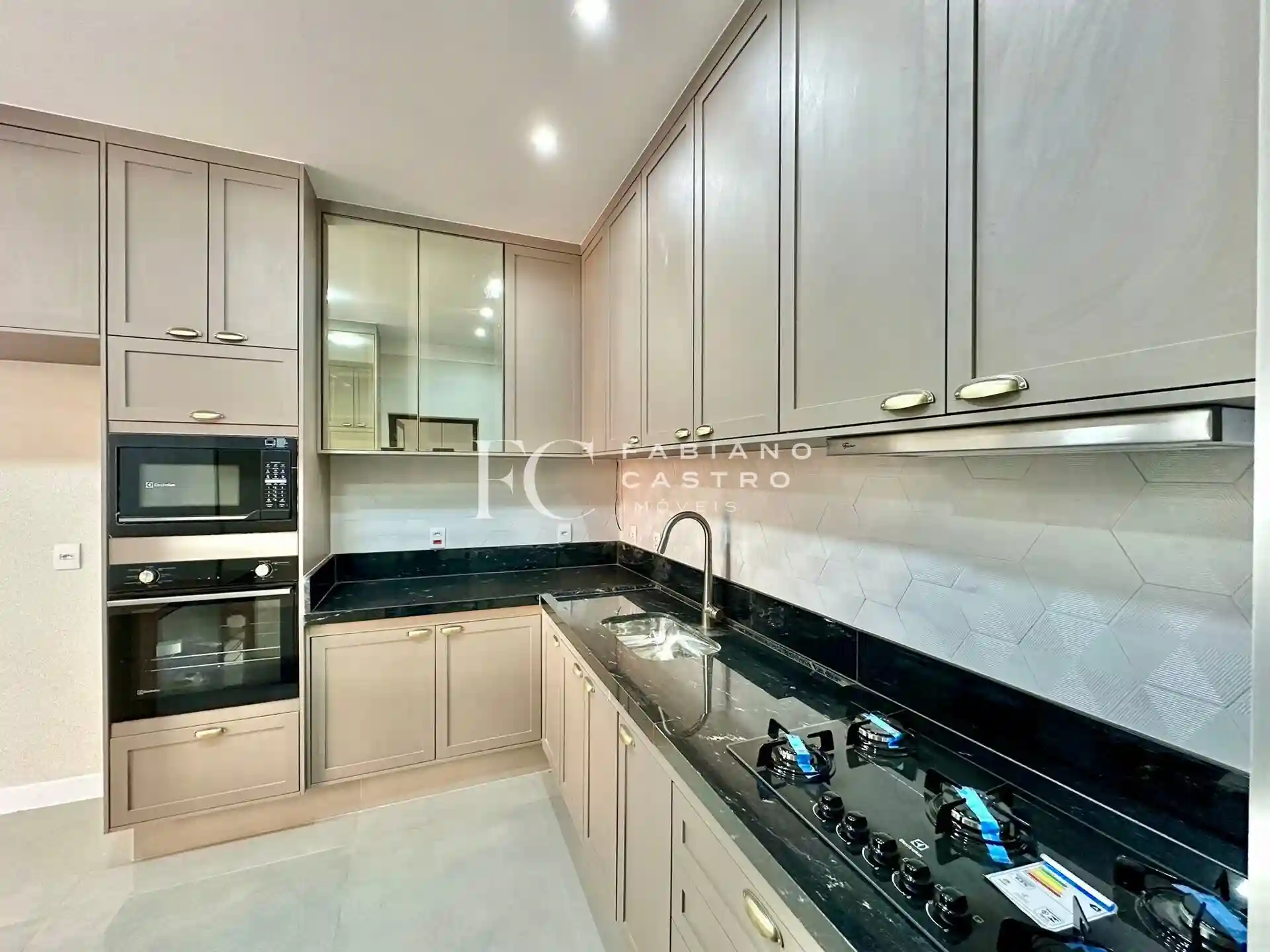 Casa de Condomínio com 3 quartos à venda, 221m² — foto 9 de 31
