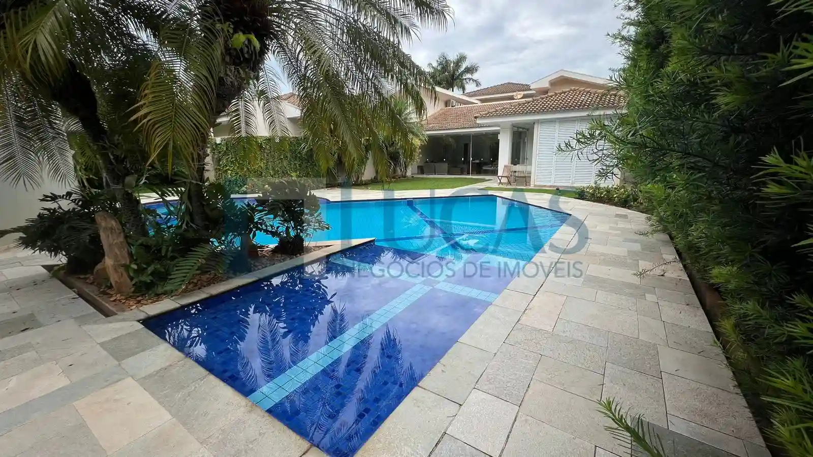 Casa de Condomínio com 4 quartos à venda, 540m² — foto 2 de 13