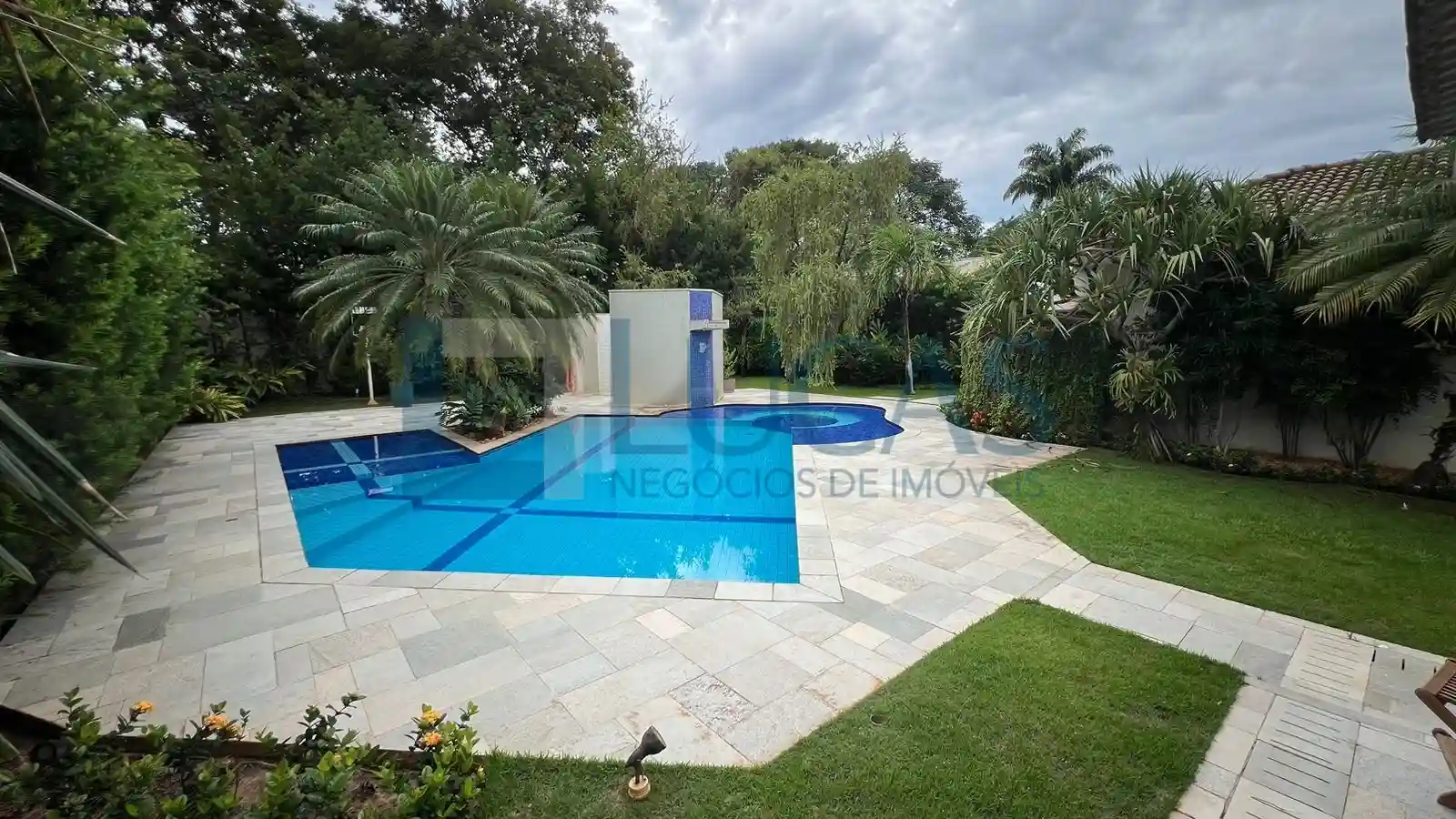 Casa de Condomínio com 4 quartos à venda, 540m² — foto 1 de 13