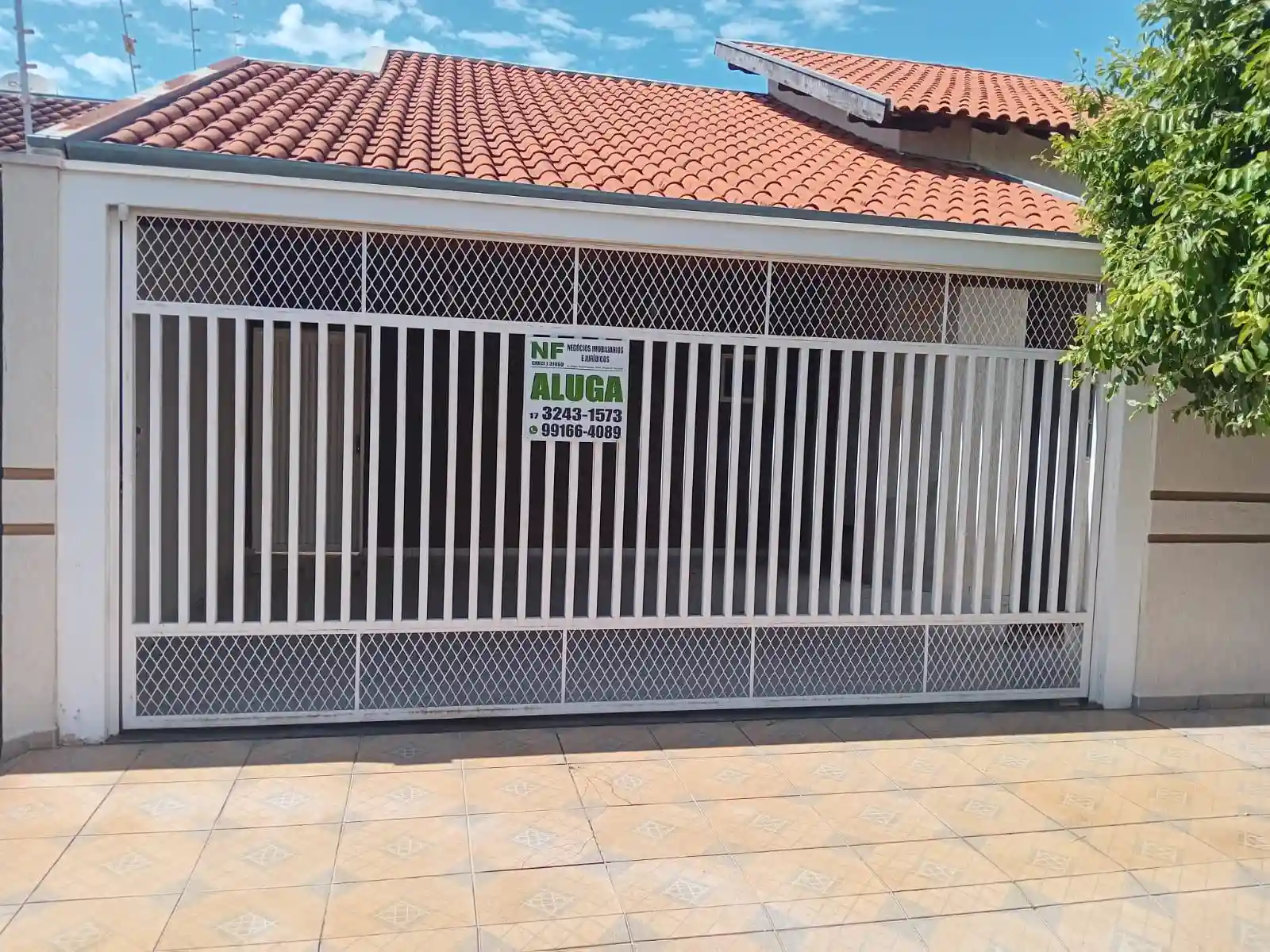 Casa com 3 quartos para aluguel, 200m² — foto 1 de 20