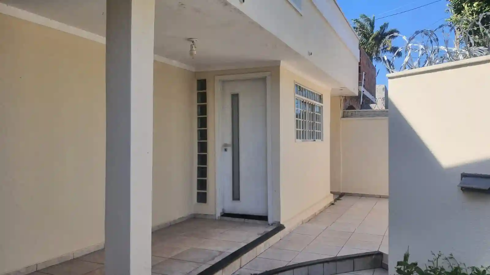 Casa com 3 quartos à venda, 186m² — foto 2 de 17