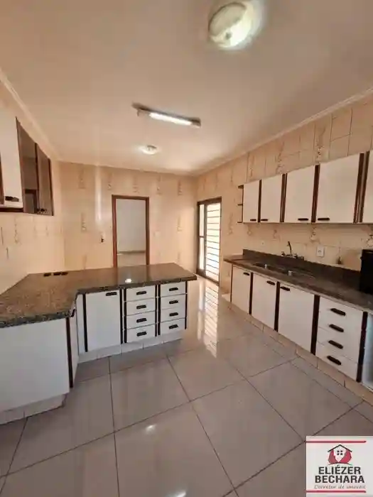 Casa com 3 quartos à venda, 225m² — foto 17 de 23