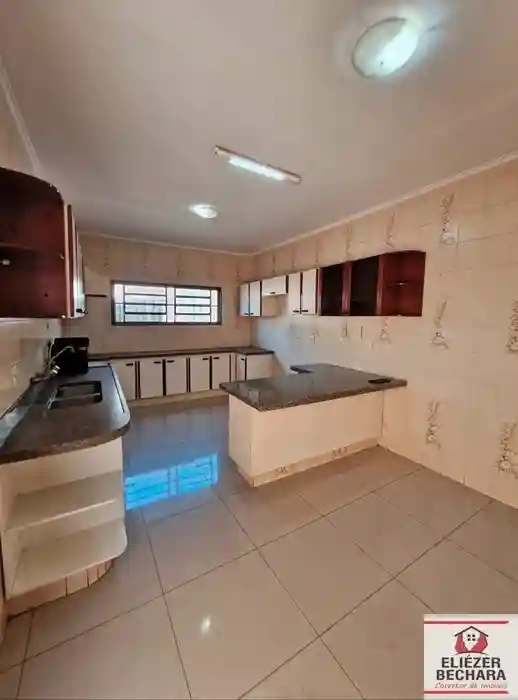 Casa com 3 quartos à venda, 225m² — foto 18 de 23