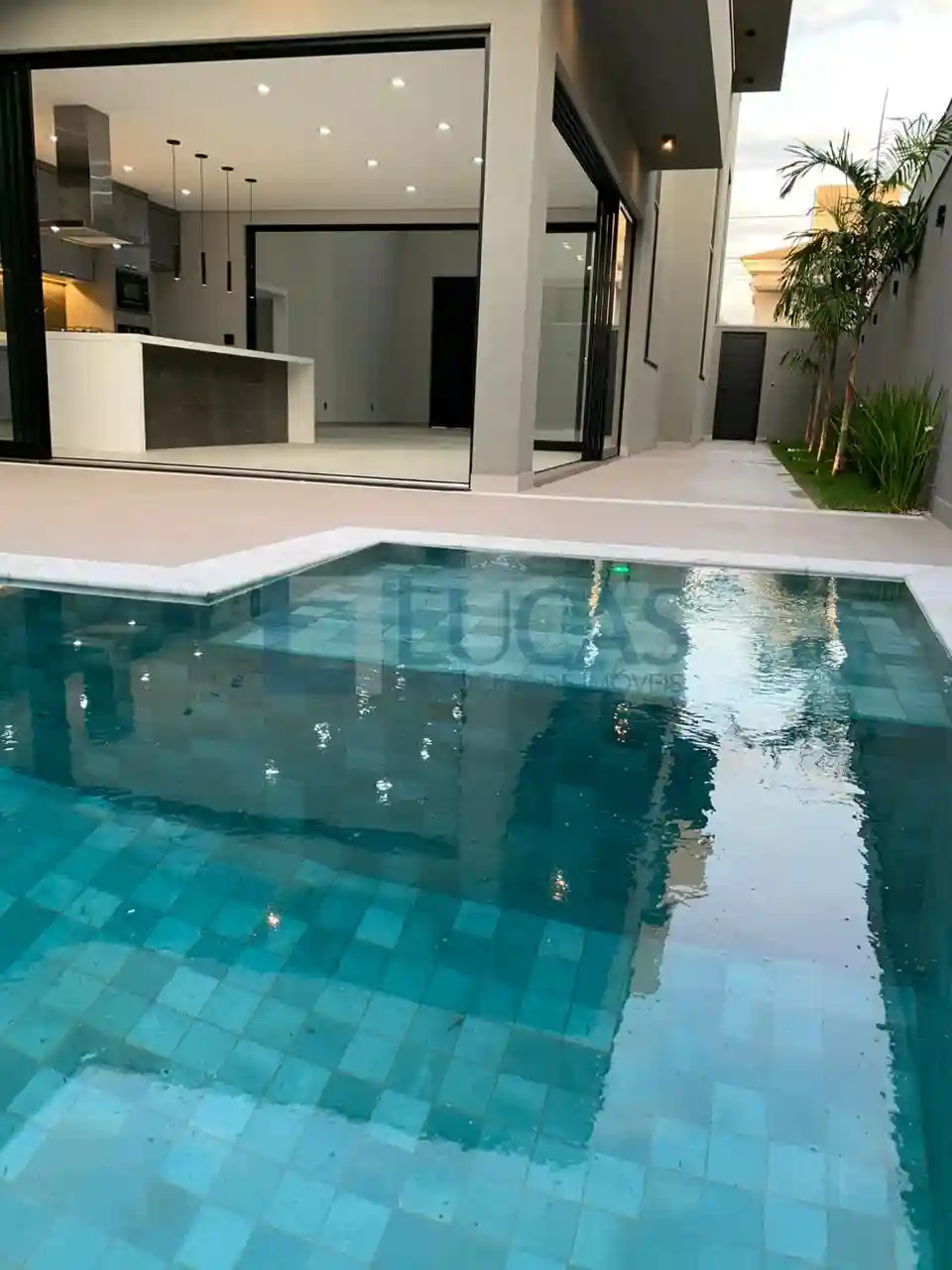 Casa de Condomínio com 3 quartos à venda, 245m² — foto 3 de 10