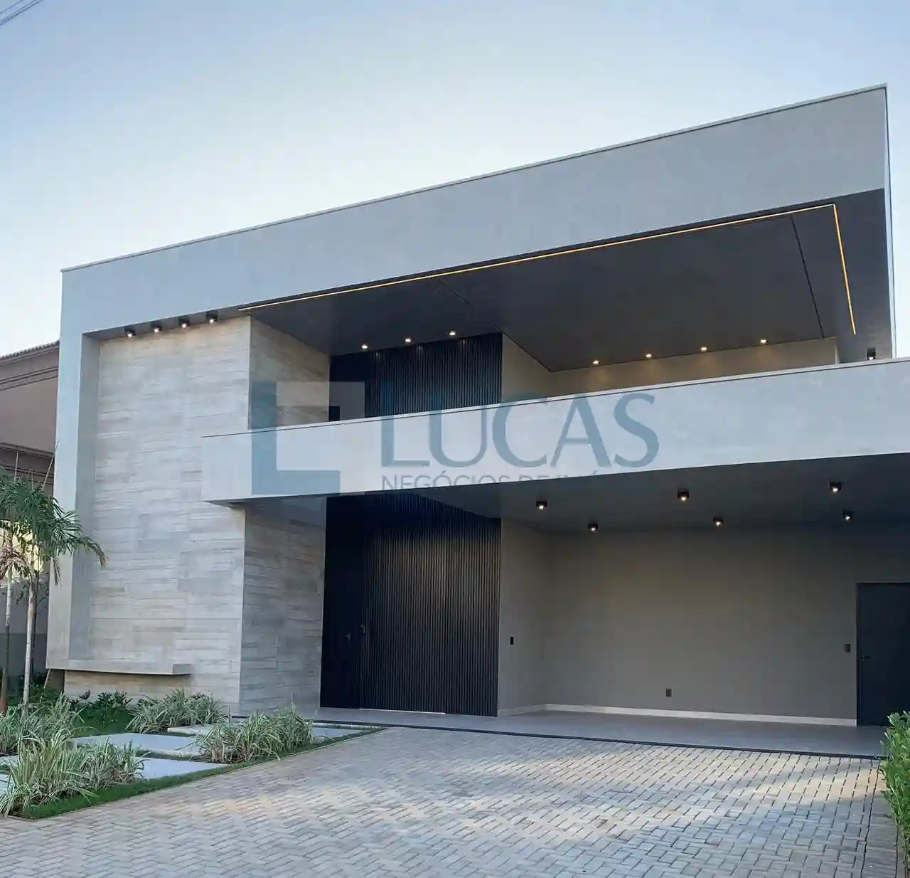 Casa de Condomínio com 3 quartos à venda, 245m² — foto 2 de 10