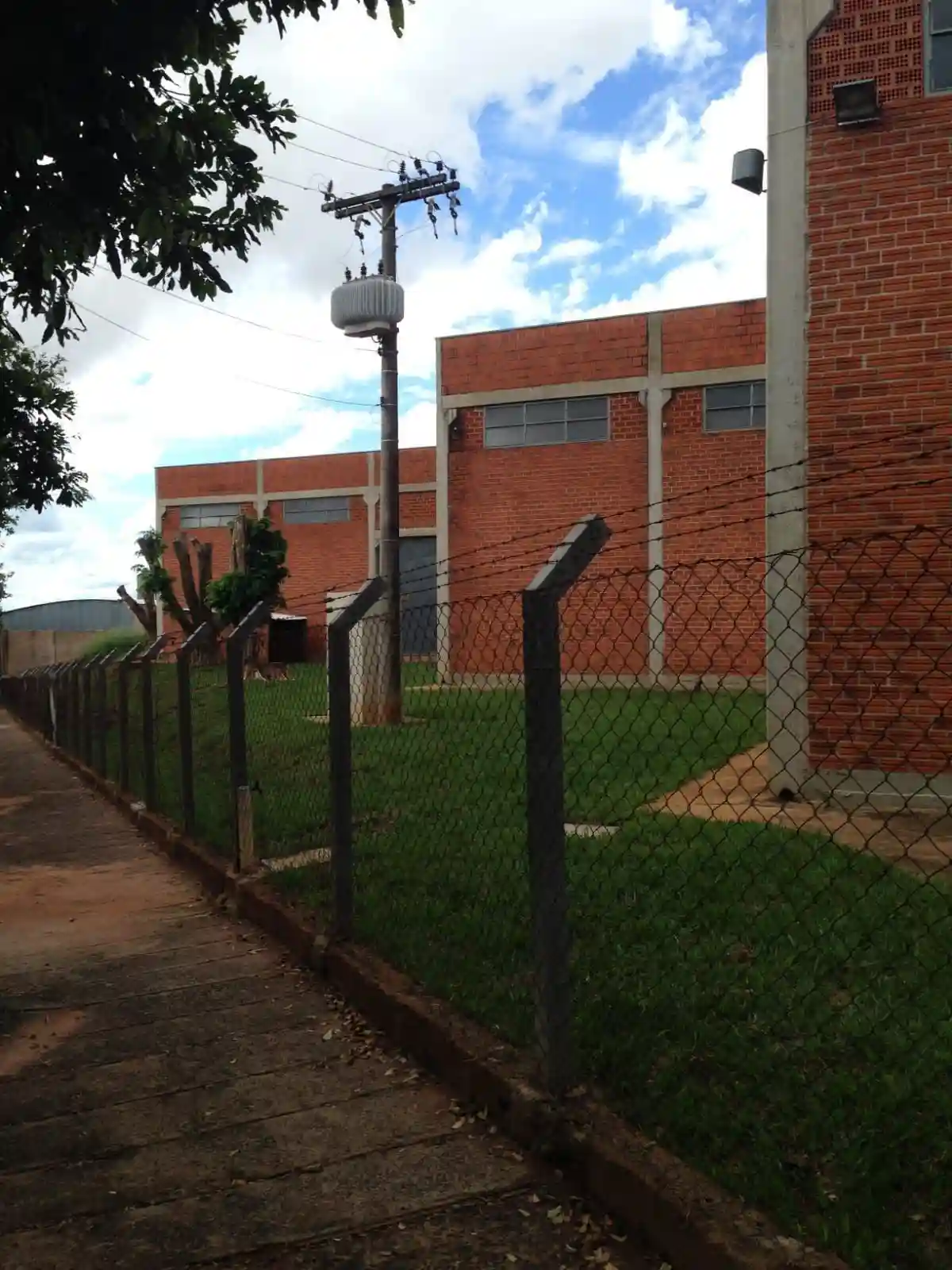 Galpão / Depósito / Armazém  para aluguel, 2500m² — foto 1 de 18