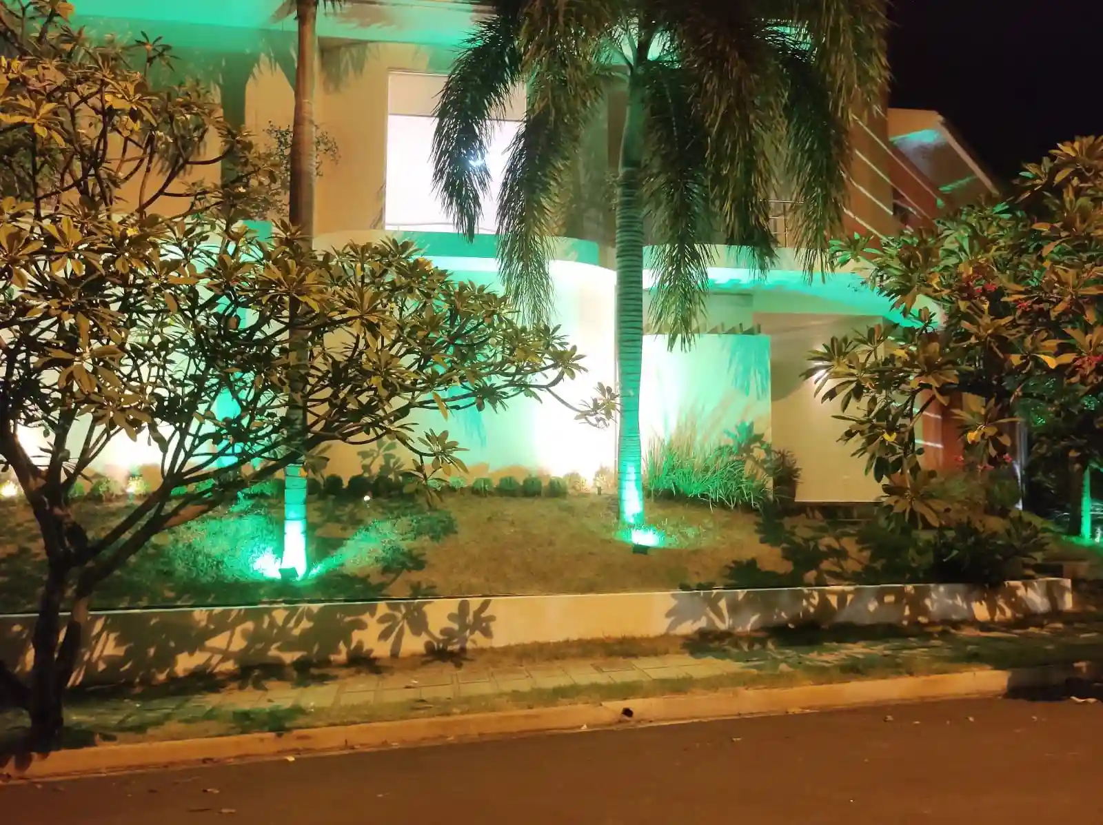 Casa de Condomínio com 4 quartos para aluguel, 408m² — foto 1 de 20