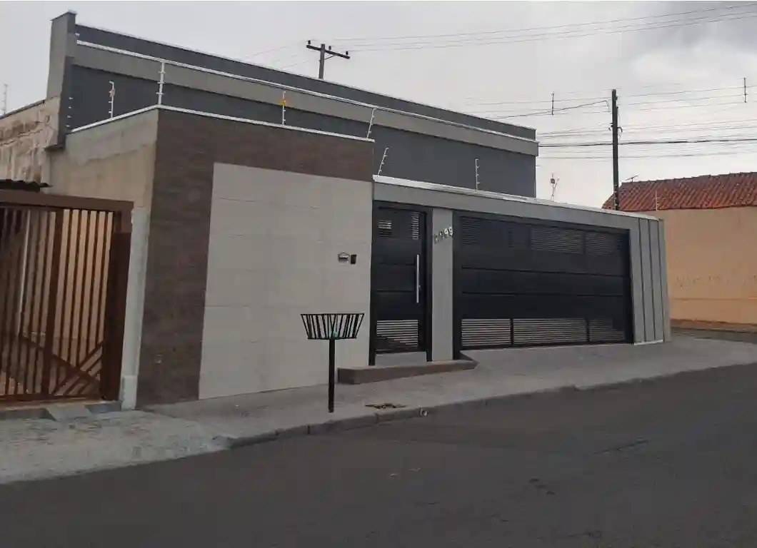 Casa com 3 quartos à venda, 225m² — foto 2 de 33