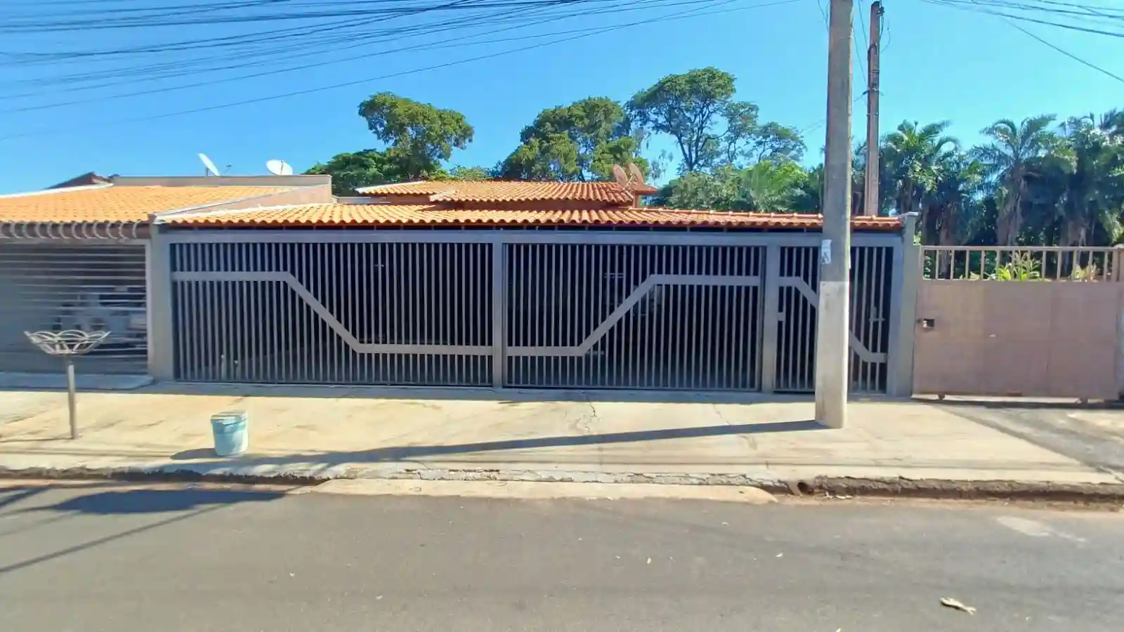 Casa com 3 quartos à venda, 300m² — foto 1 de 13