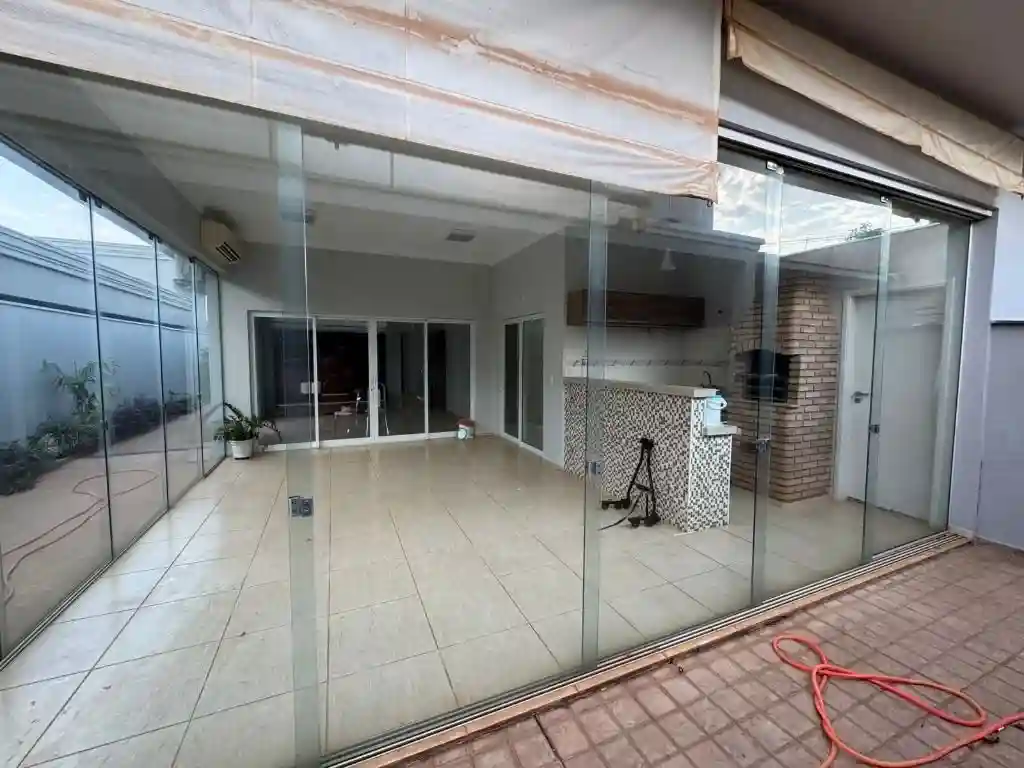 Casa de Condomínio com 3 quartos para aluguel, 300m² — foto 1 de 16