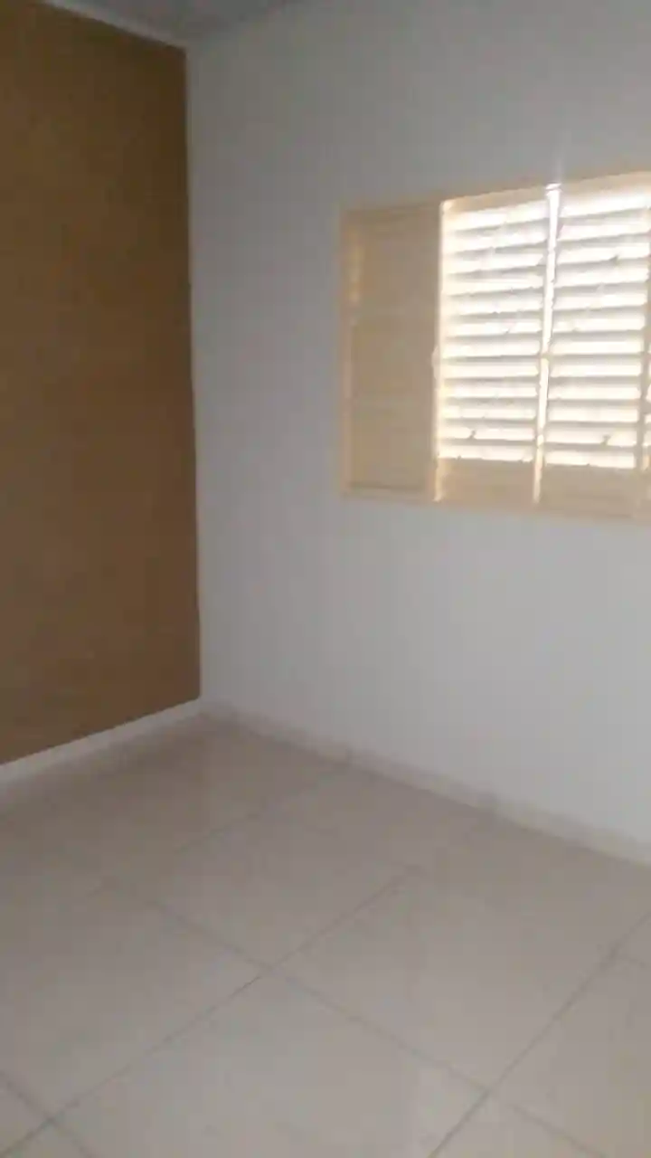 Casa com 3 quartos à venda, 200m² — foto 3 de 9
