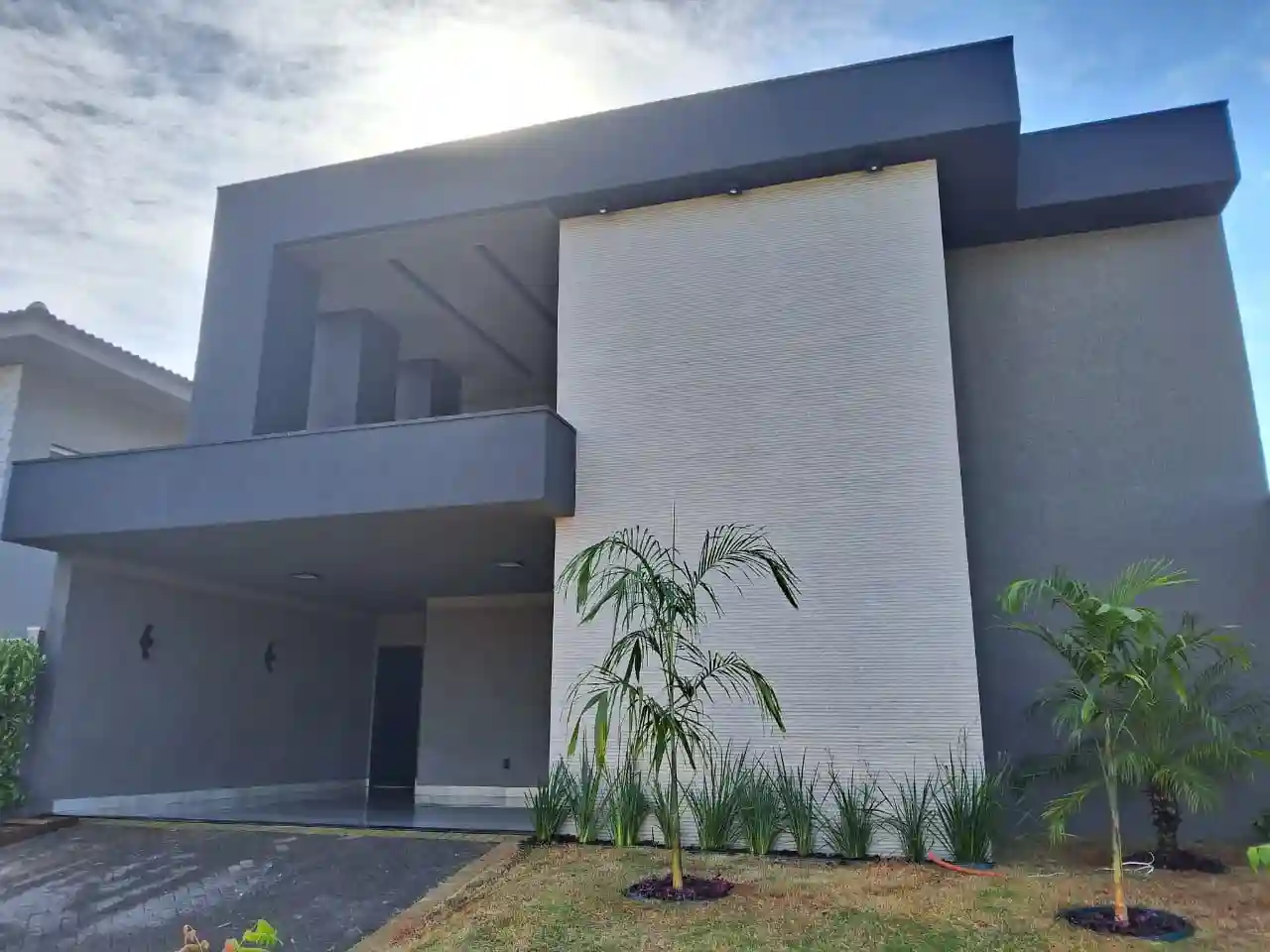 Casa de Condomínio com 3 quartos à venda, 204m² — foto 1 de 3