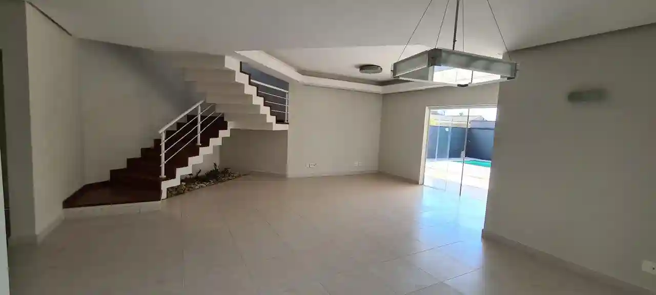 Casa de Condomínio com 3 quartos à venda, 240m² — foto 2 de 7