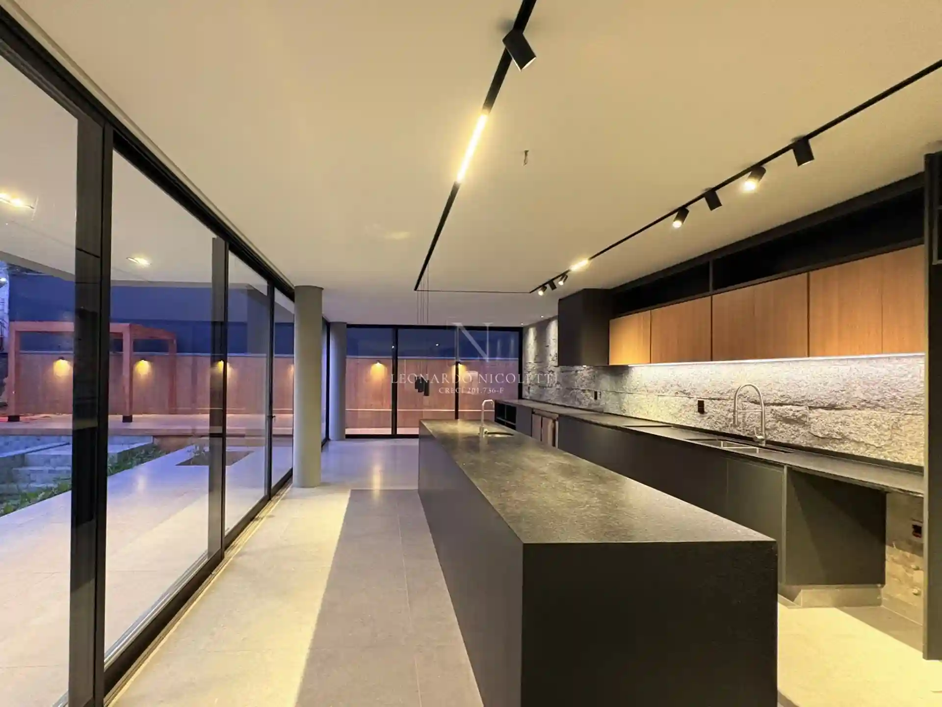 Casa de Condomínio com 3 quartos à venda, 409m² — foto 2 de 23