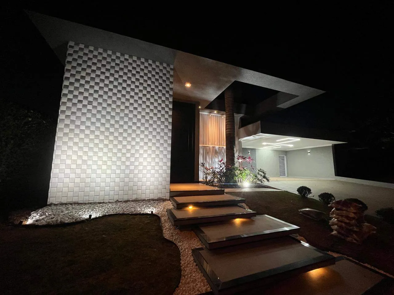 Casa de Condomínio com 4 quartos à venda, 270m² — foto 1 de 43