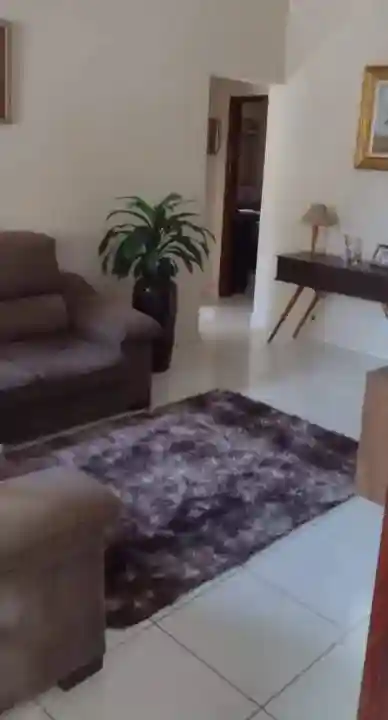 Casa com 3 quartos à venda, 217m² — foto 1 de 9