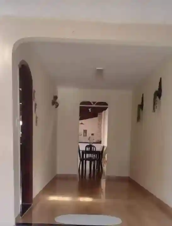 Casa com 3 quartos à venda, 217m² — foto 2 de 9