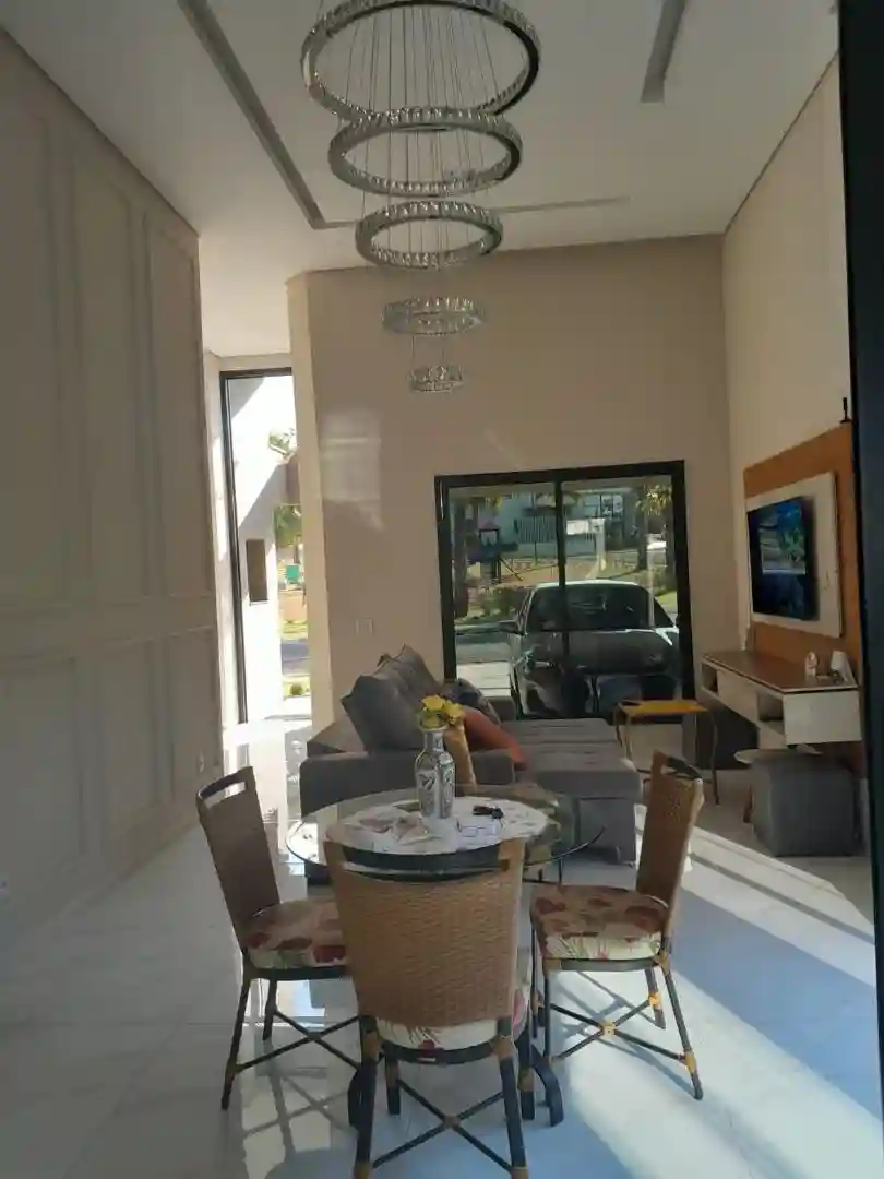 Casa de Condomínio com 3 quartos à venda, 253m² — foto 2 de 8