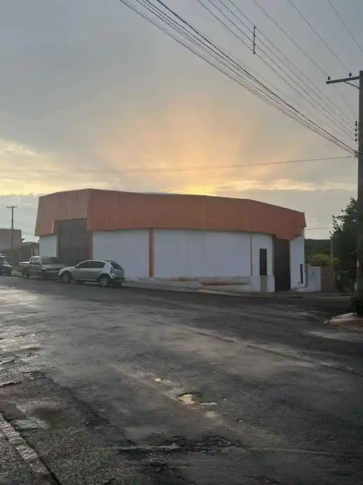 Galpão / Depósito / Armazém  para aluguel, 390m² — foto 1 de 4