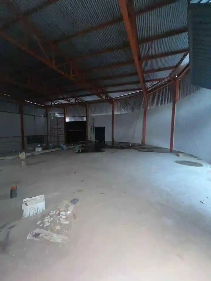 Galpão / Depósito / Armazém  para aluguel, 390m² — foto 2 de 4