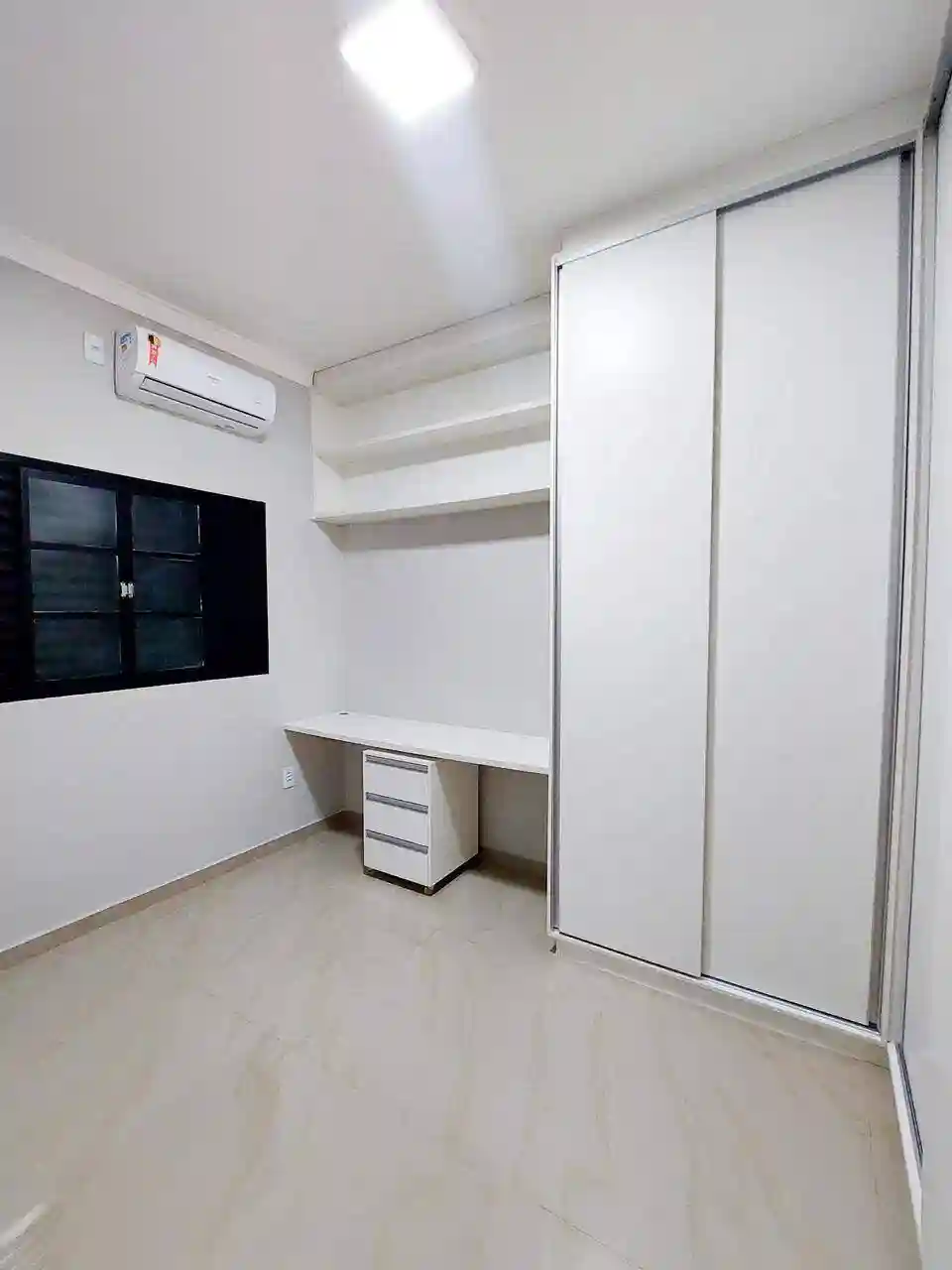 Casa de Condomínio com 3 quartos à venda, 200m² — foto 2 de 36