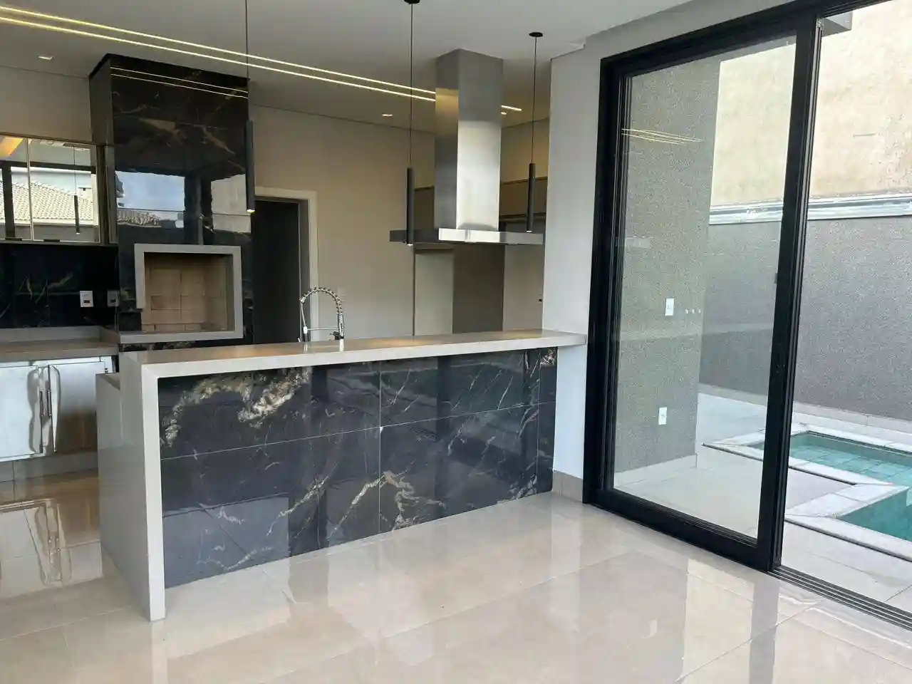Casa de Condomínio com 3 quartos à venda, 244m² — foto 3 de 23