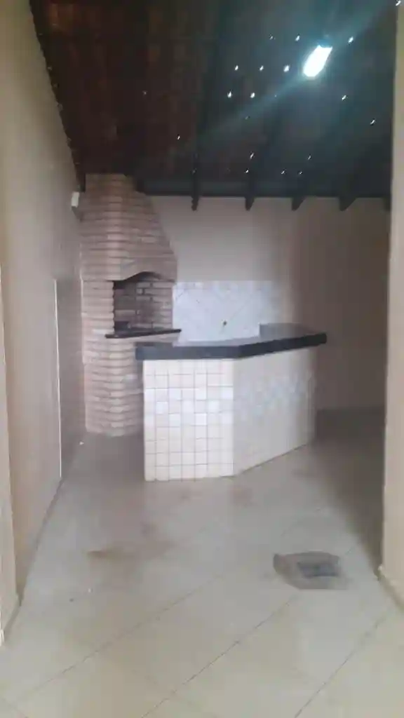 Casa com 3 quartos à venda, 200m² — foto 2 de 8