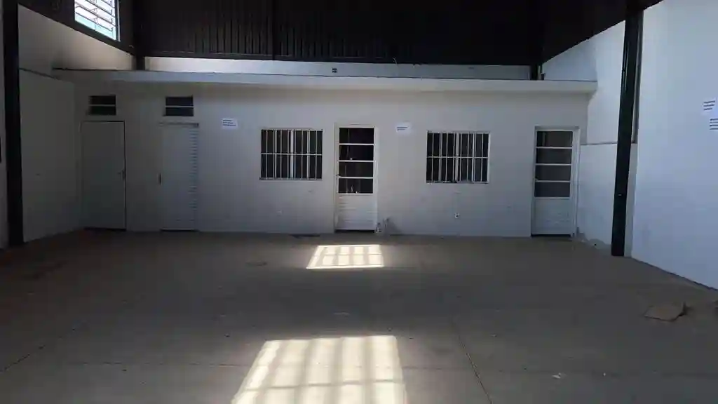 Galpão / Depósito / Armazém  para aluguel, 180m² — foto 2 de 9