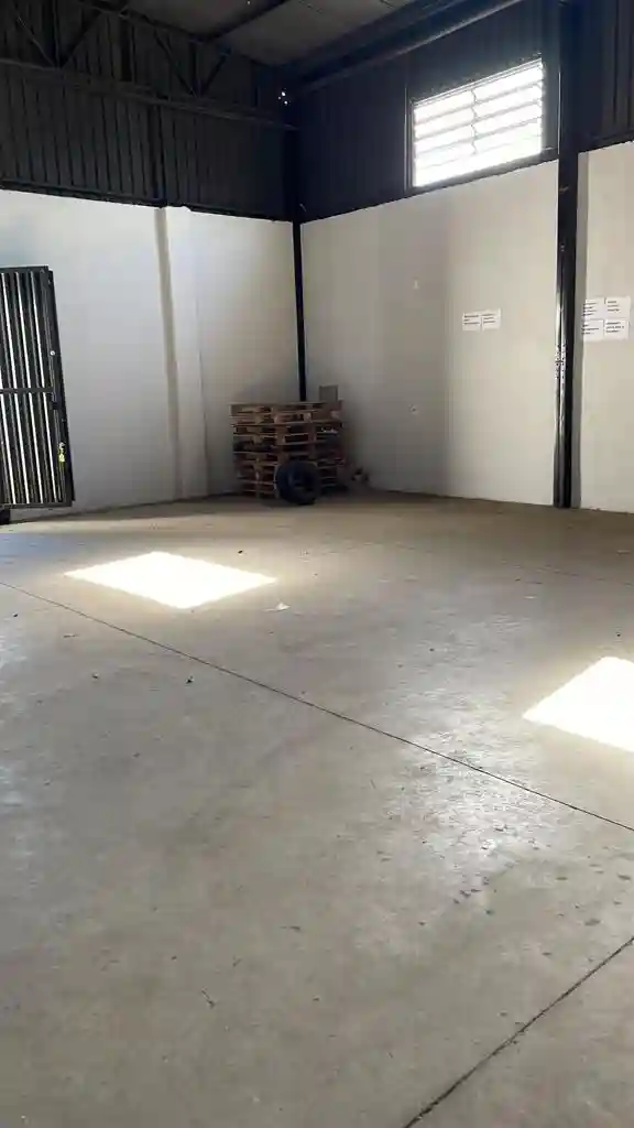 Galpão / Depósito / Armazém  para aluguel, 180m² — foto 8 de 9