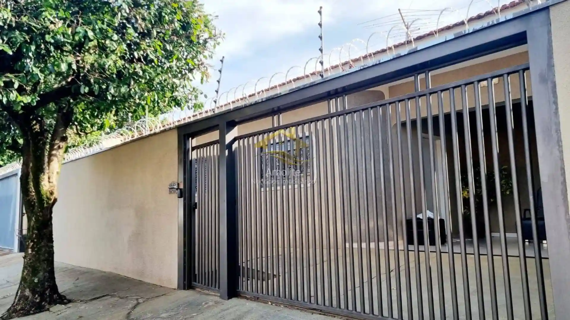 Casa com 3 quartos à venda, 165m² — foto 1 de 20